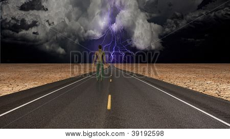 Man op weg confronteert storm