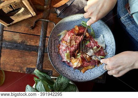 A Female Hand Is Preparing A Vegetable Salad With Beef Roast Beef. A Plate Of Salad With Beef Roast 