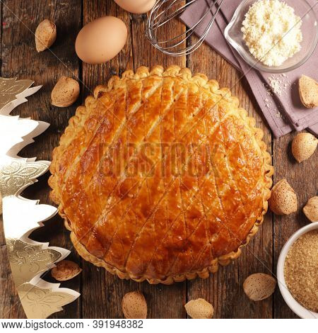 epiphany cake with crown and ingredient