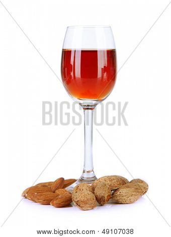 Sklenice likéru amaretto a pražené mandle, izolovaných na bílém
