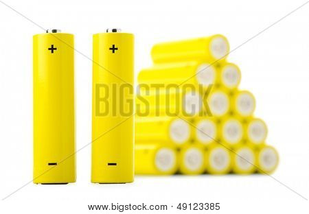 Deux piles en face de la pile de batteries isolé sur fond blanc