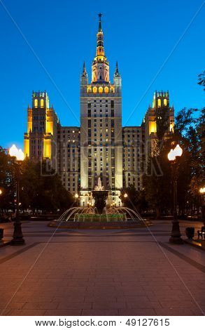 Gratte-ciel célèbre gratte-ciel de Staline sur la place Koudrinskaïa, Moscou, Russie