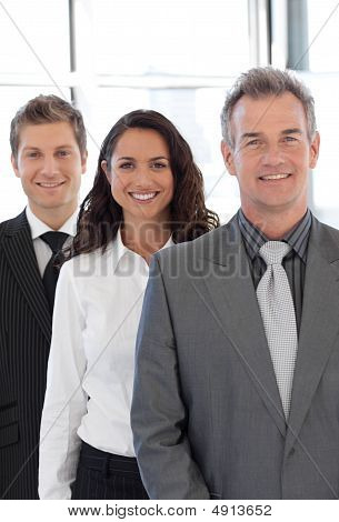 Hombre de negocios Senior liderando un grupo