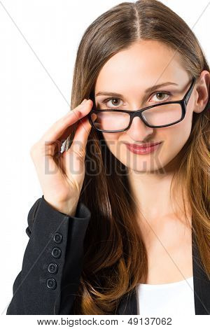 Giovane donna di fronte a sfondo bianco, seduta sul pavimento, forse lei è una donna d'affari o layw