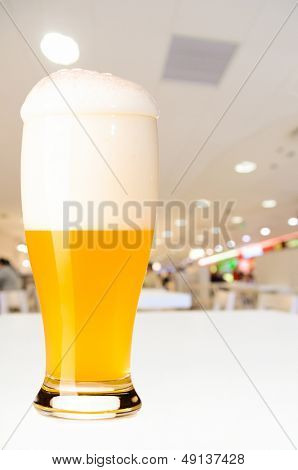 bicchiere di birra fresca bozza non filtrato sul tavolo in caffetteria