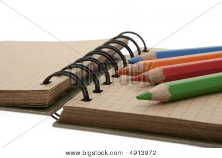 Bloco de notas com lápis de cor