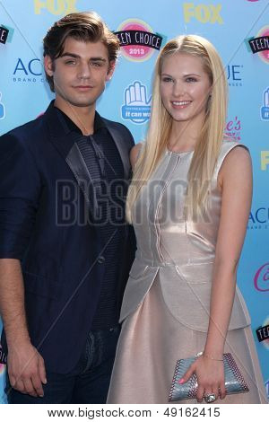 ลอสแองเจลิส - 11 aug: Garrett Clayton, Claudia Lee ที่ 2013 ทางเลือกรางวัลวัยที่แอมป์กิบสัน