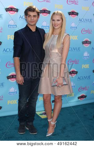 ลอสแองเจลิส - 11 aug: Garrett Clayton, Claudia Lee ที่ 2013 ทางเลือกรางวัลวัยที่แอมป์กิบสัน