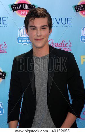LOS ANGELES - 11 de ago: Jeremy Shada em 2013 o Teen Choice Awards no Gibson Ampitheater Univers