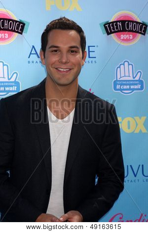 LOS ANGELES - AUG 11: Skylar Astin an der 2013 ausgezeichnet Teen Choice bei Gibson Ampitheater Univers