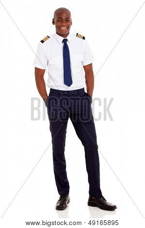 Fröhliche junge afrikanische Fluggesellschaft pilot stehen over white background