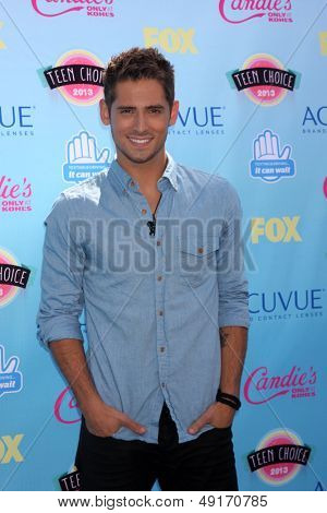 LOS ANGELES - AUG 11: Jean-Luc Bilodeau på 2013 Teen Choice Awards i Gibson Ampitheater FN