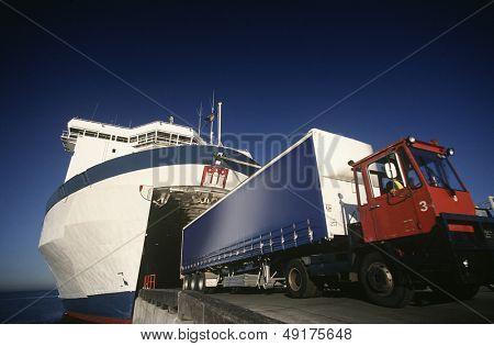 Camion uscendo ferry Port Melbourne Victoria Australia