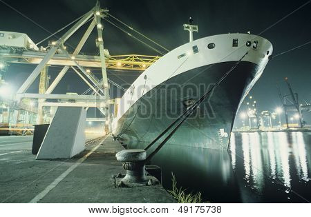 Containership v doku v noci