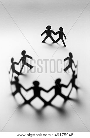 Pappersdockor i cirkel med två åskådare