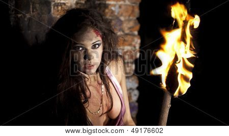 Misteriosa mujer sexy con la antorcha en la mano