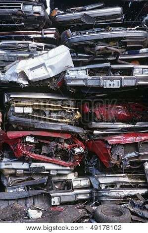 Kasa hienonnettua autoja romukauppaan täysikokoinen