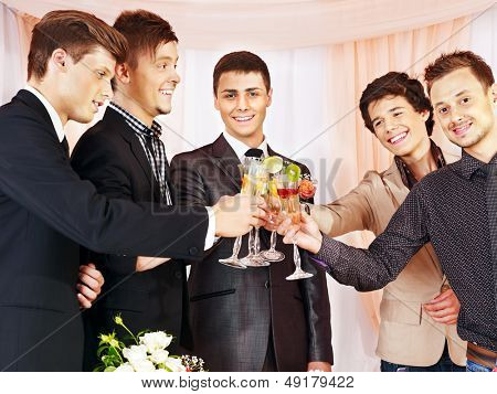 Csoport emberek szakaszában party esküvő előtt.