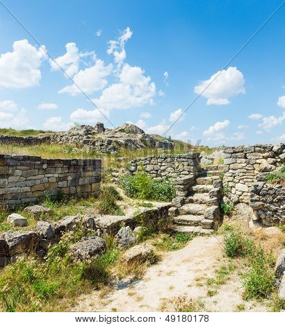 ซากปรักหักพังของเมืองโบราณ Panticapaeum