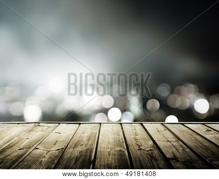 木制平台和灯光的夜香港