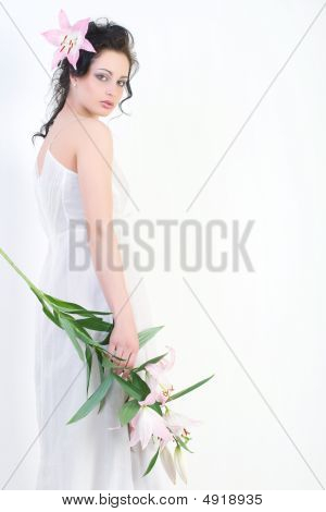 Portrait of beautiful Woman in das weiße Kleid.