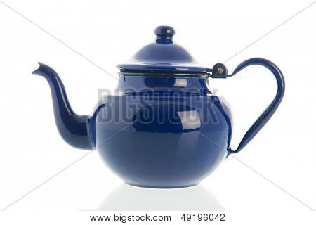 孤立的白色背景上的蓝色搪瓷复古茶壶