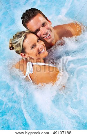Heureux couple de détente dans le bain à remous. Vacances.
