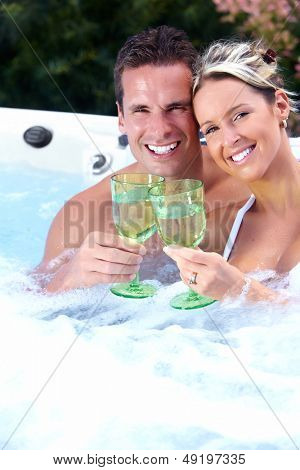Heureux couple de détente dans le bain à remous. Vacances.