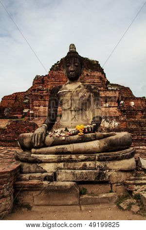 Statue  And Ancient The Ruins