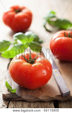 resh tomatoes on chopping board 