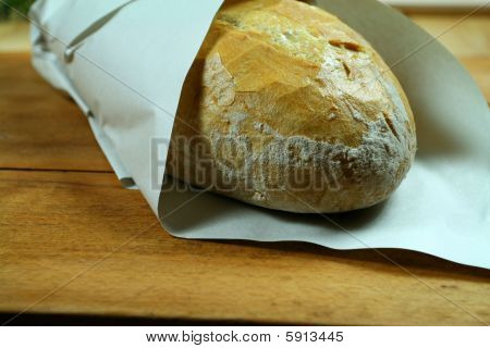 Nybakat bröd i papper