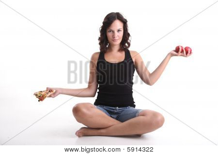 Mädchen mit einem Gewicht von Pizza und Äpfel