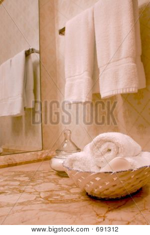 Serviettes dans salle de bain