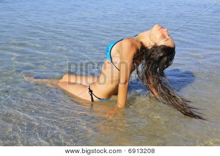 ragazza sulla spiaggia