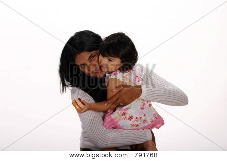 Madre a hija abrazando