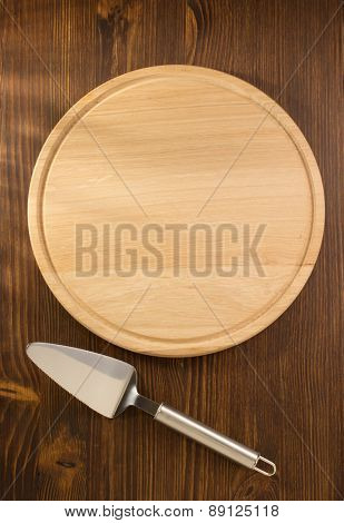 cake server on wooden background