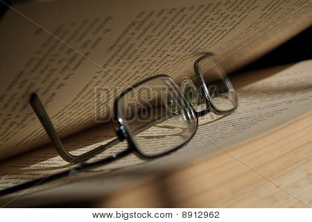 Kitap ve gözlük