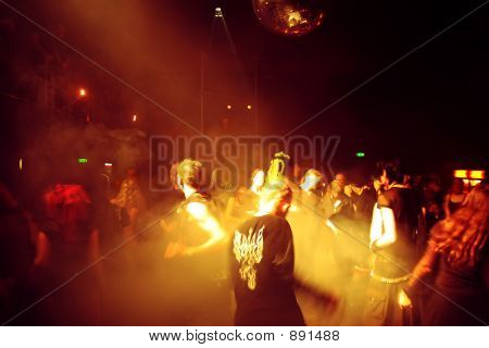 Gente bailando en una discoteca