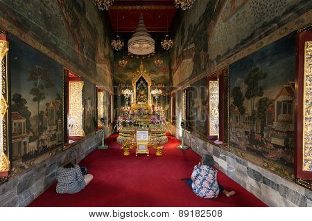BANGKOK, THAILAND, JANUARY 14, 2015: Two Thai women are praying in the Wat pathum wanaram Buddhist temple in Bangkok, Thailand.