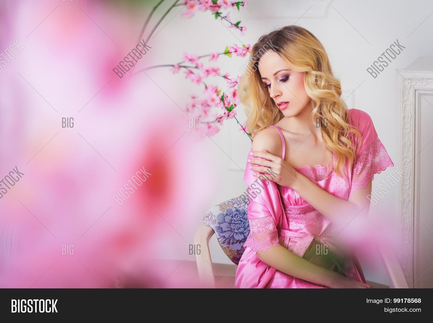 За Окном Девочка В Розовом Платье фото 21