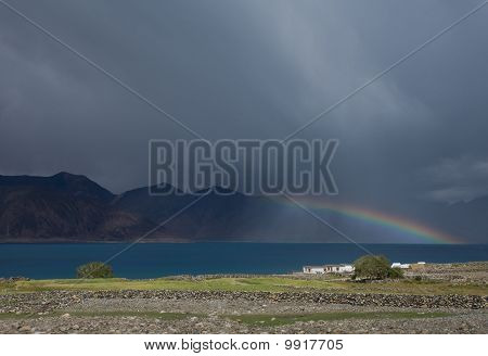 Arc-en-ciel au lac Pangong