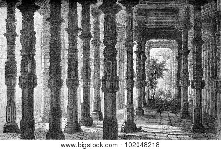 Inside the Adhai-Din-Ka-Jhopra to Ajmer, vintage engraved illustration. Le Tour du Monde, Travel Journal, (1872).
