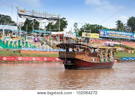 PHITSANULOK, THAILAND - SEP 19 : Unidentified crew in traditional Thai long boats competition festiv