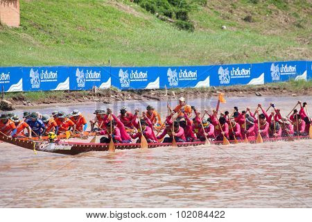 PHITSANULOK, THAILAND - SEP 19 : Unidentified crew in traditional Thai long boats competition festiv