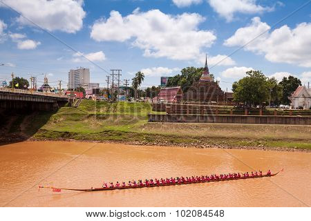 PHITSANULOK, THAILAND - SEP 19 : Unidentified crew in traditional Thai long boats competition festiv