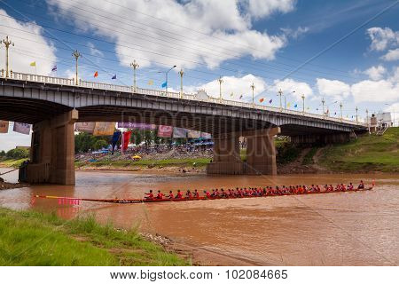 PHITSANULOK, THAILAND - SEP 19 : Unidentified crew in traditional Thai long boats competition festiv