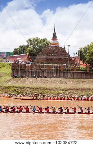 PHITSANULOK, THAILAND - SEP 19 : Unidentified crew in traditional Thai long boats competition festiv