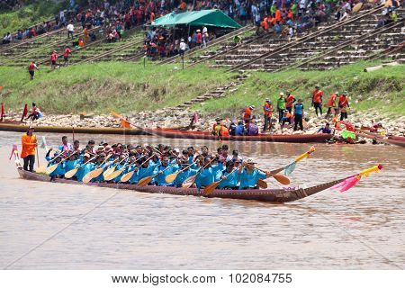 PHITSANULOK, THAILAND - SEP 19 : Unidentified crew in traditional Thai long boats competition festiv