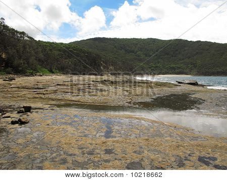 Rocky vuorovesi shore Australiassa