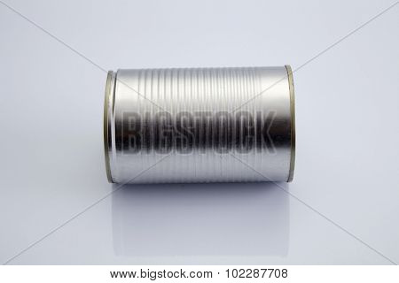 blank aluninium can on the white background